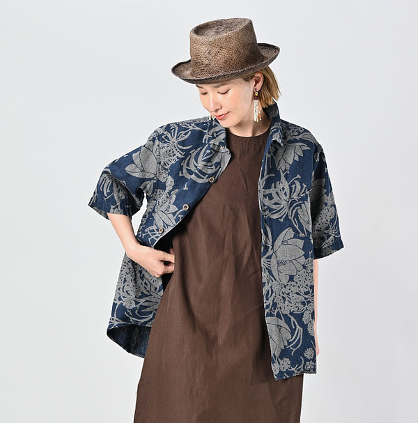 Indigo Linen Lotus Print LeiLei Shirt MEN Female Model