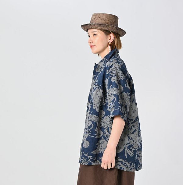 Indigo Linen Lotus Print LeiLei Shirt MEN Female Model