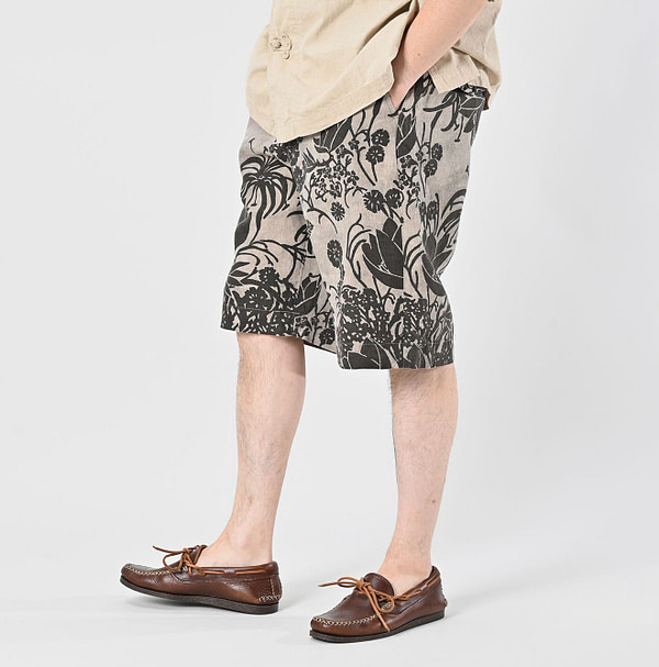 Linen Lotus Print Nîmes Short Pants MEN Male Model
