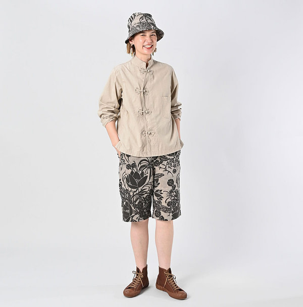 Linen Lotus Print Nîmes Short Pants MEN Female Model