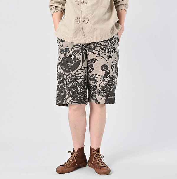 Linen Lotus Print Nîmes Short Pants MEN Female Model