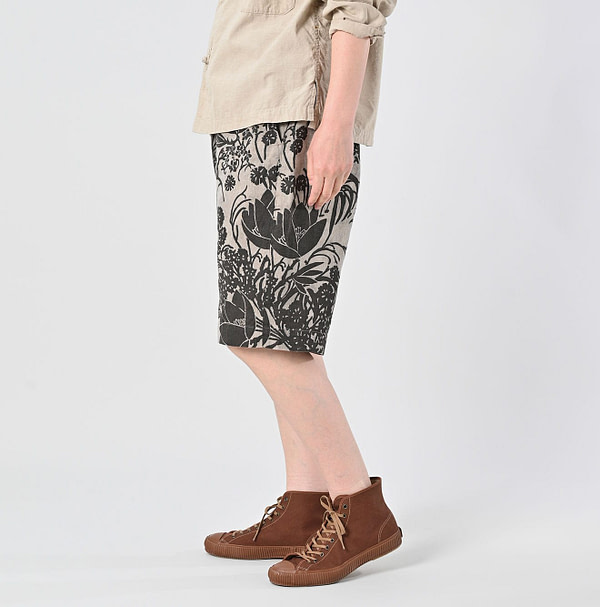 Linen Lotus Print Nîmes Short Pants MEN Female Model
