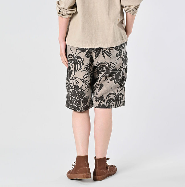 Linen Lotus Print Nîmes Short Pants MEN Female Model