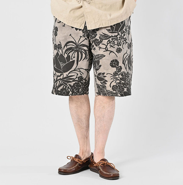 Linen Lotus Print Nîmes Short Pants MEN Male Model