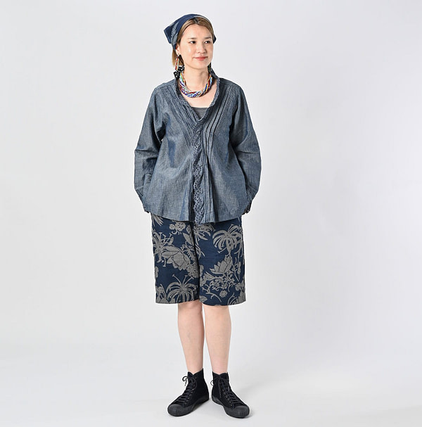 Indigo Linen Lotus Print Nîmes Short Pants MEN Female Model