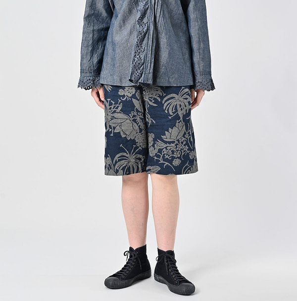 Indigo Linen Lotus Print Nîmes Short Pants MEN Female Model