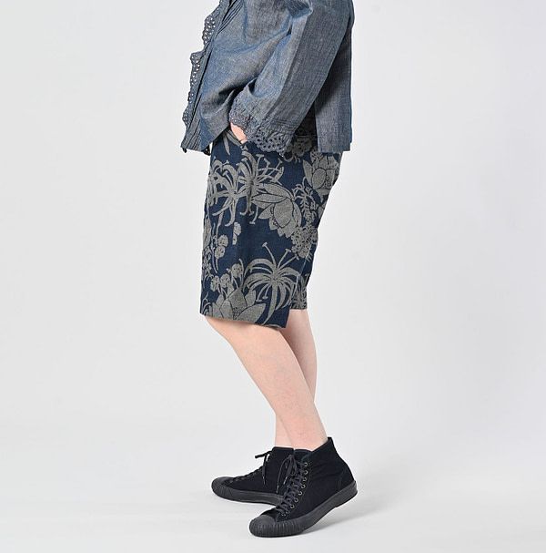 Indigo Linen Lotus Print Nîmes Short Pants MEN Female Model