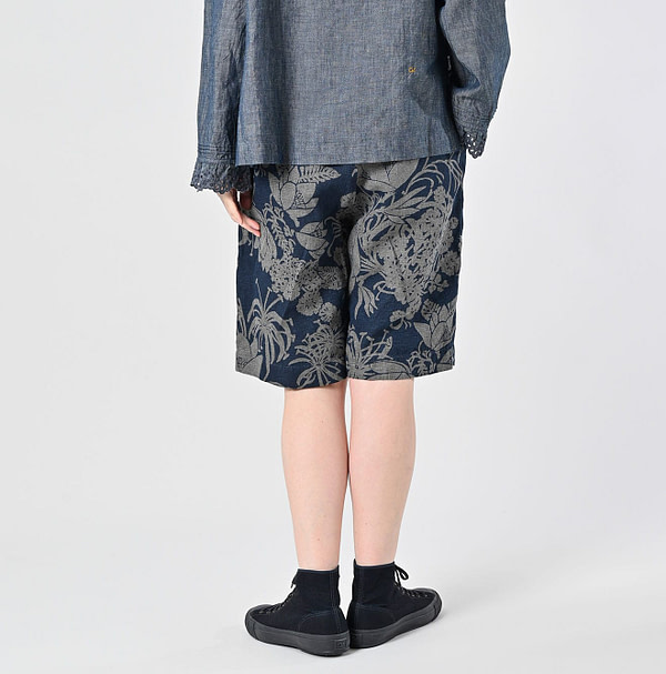 Indigo Linen Lotus Print Nîmes Short Pants MEN Female Model