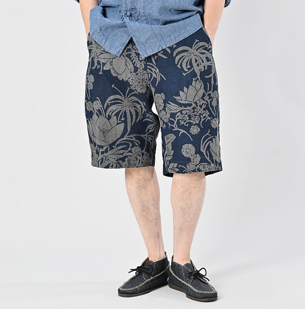 Indigo Linen Lotus Print Nîmes Short Pants MEN Male Model