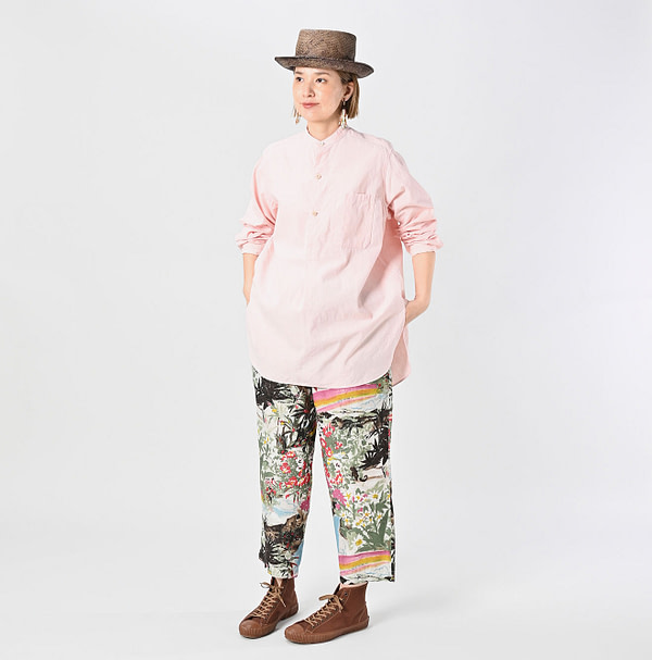 Indigo Khadi OX 908 Stand Collar Grandpa Pull Shirt Female Model