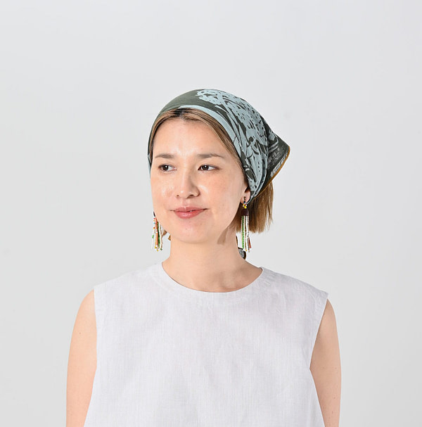 Lotus Print Gauze Bandana Female Model