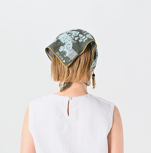 Lotus Print Gauze Bandana Female Model