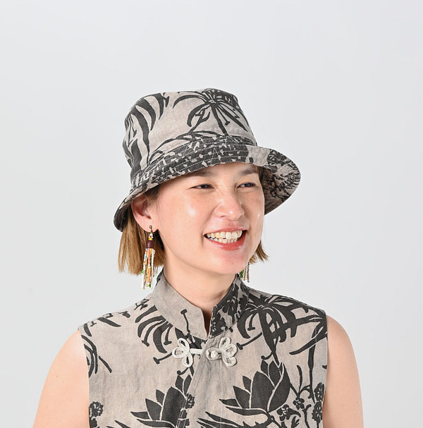 Linen Lotus Print Hat Female Model