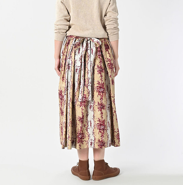 Chandelier Flower Print Puff Apron Skirt Female Model