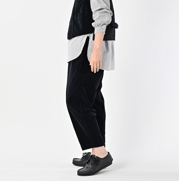 Velvet 908 Peg Top Pants Female Model