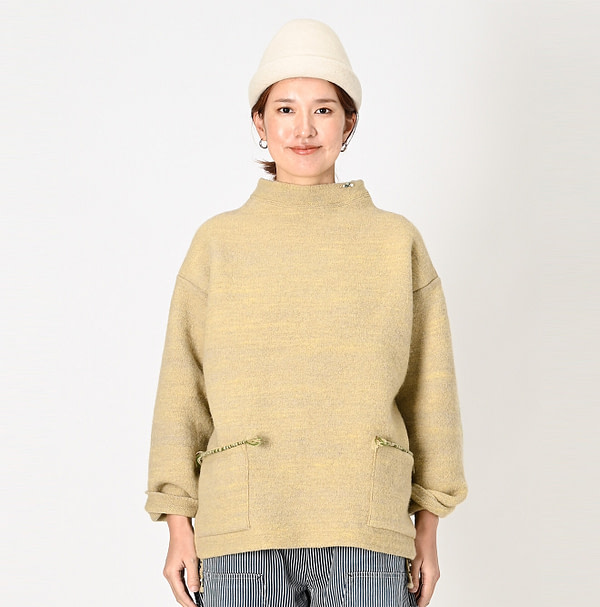 Chitose Wool Boiled 908 Uma Sweater Female Model