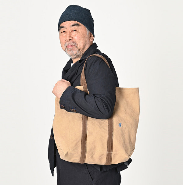 No.2 Cotton Canvas Tote Bag 17L Male Model