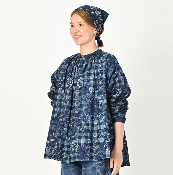 Indigo Flower Gingham Print Kushukushu Blouse Female Model