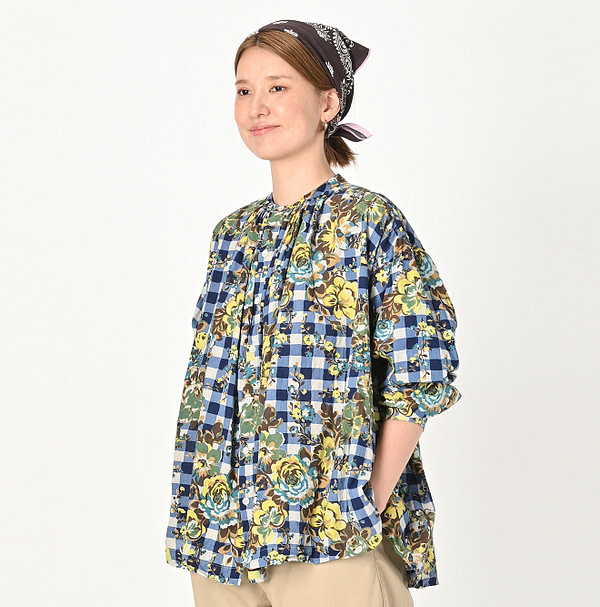 Indian Khadi Flower Gingham Print Kushukushu Blouse Female Model