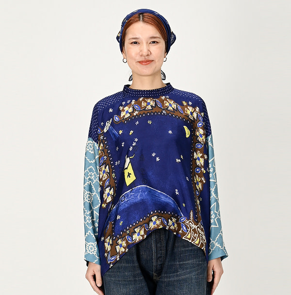 Silk Picture Book Bandana T-shirt Female Model