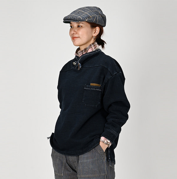 Indigo Urake 908 Outer Sweat Female Model