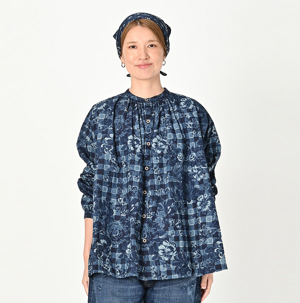 Indigo Flower Gingham Print Kushukushu Blouse Female Model