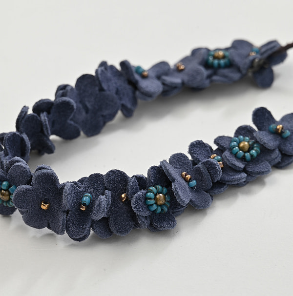 Suede Small Flower Choker Detail