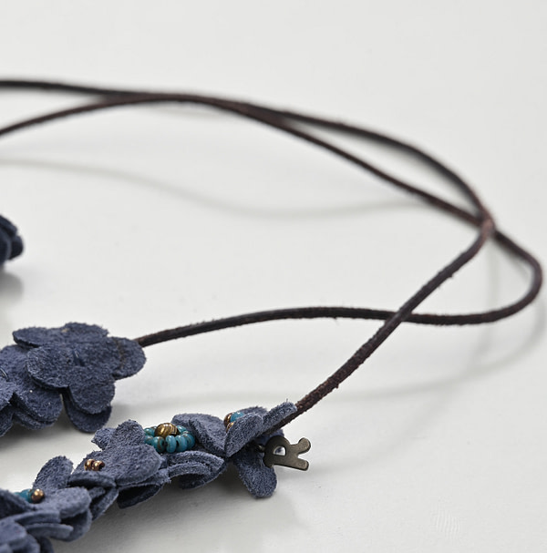 Suede Small Flower Choker Detail