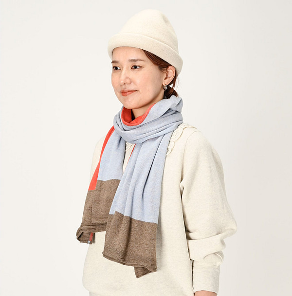 Gauze Tri-color Scarf Female Model