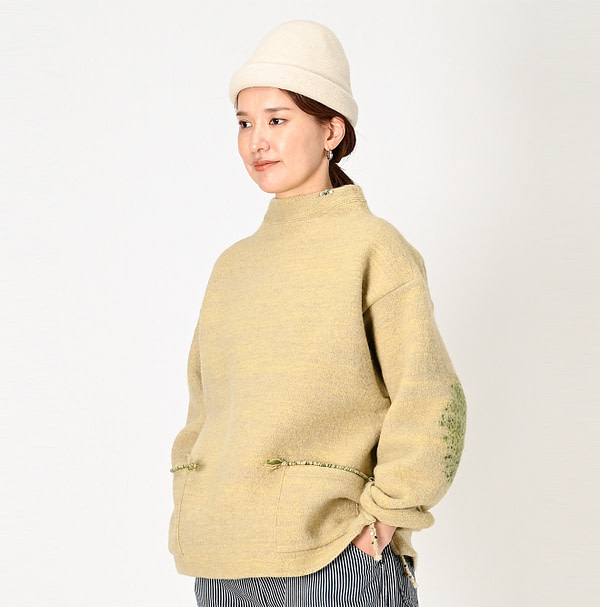 Chitose Wool Boiled 908 Uma Sweater Female Model