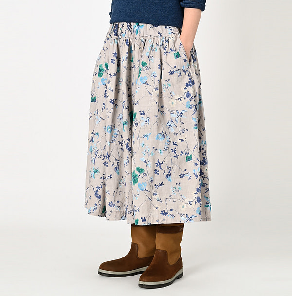 Winter Flower Print Easy Skirt Female Model