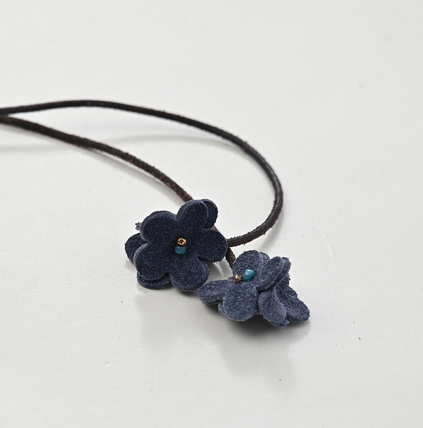 Suede Small Flower Choker Detail