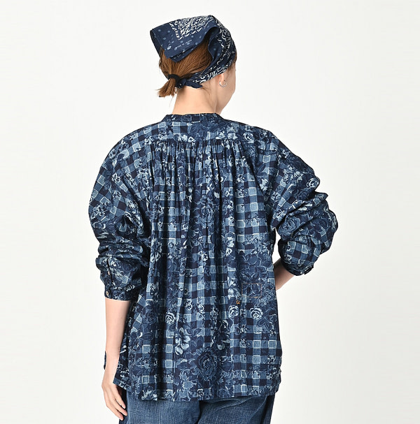 Indigo Flower Gingham Print Kushukushu Blouse Female Model