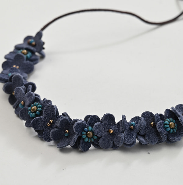 Suede Small Flower Choker Detail