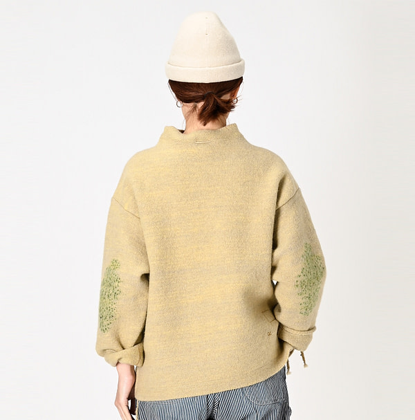 Chitose Wool Boiled 908 Uma Sweater Female Model