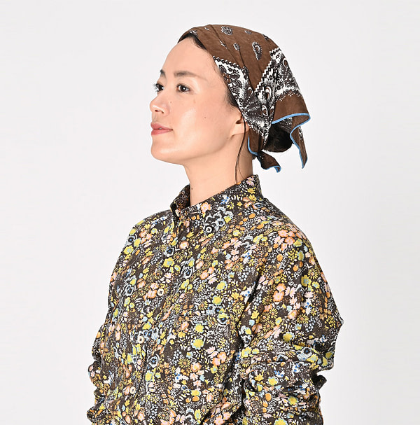 Tenjiku Feather Paisley Bandana Female Model