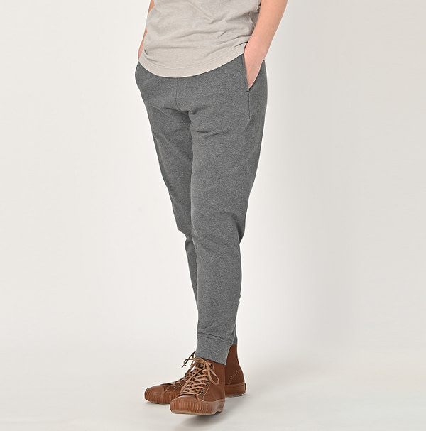 908 Bear Urake Sweat Pants Female Model