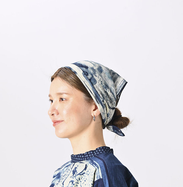 Indigo Gauze Picture Book Bandana Female Model