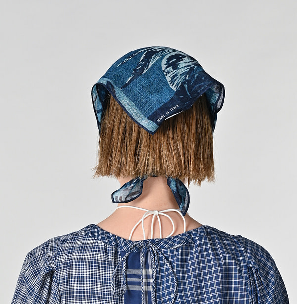 Indigo Gauze Picture Book Bandana Female Model