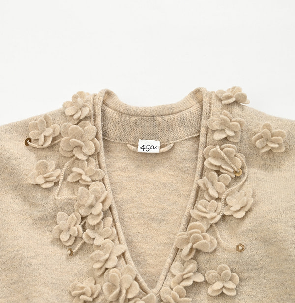 Float Boiled Wool V-neck Detail