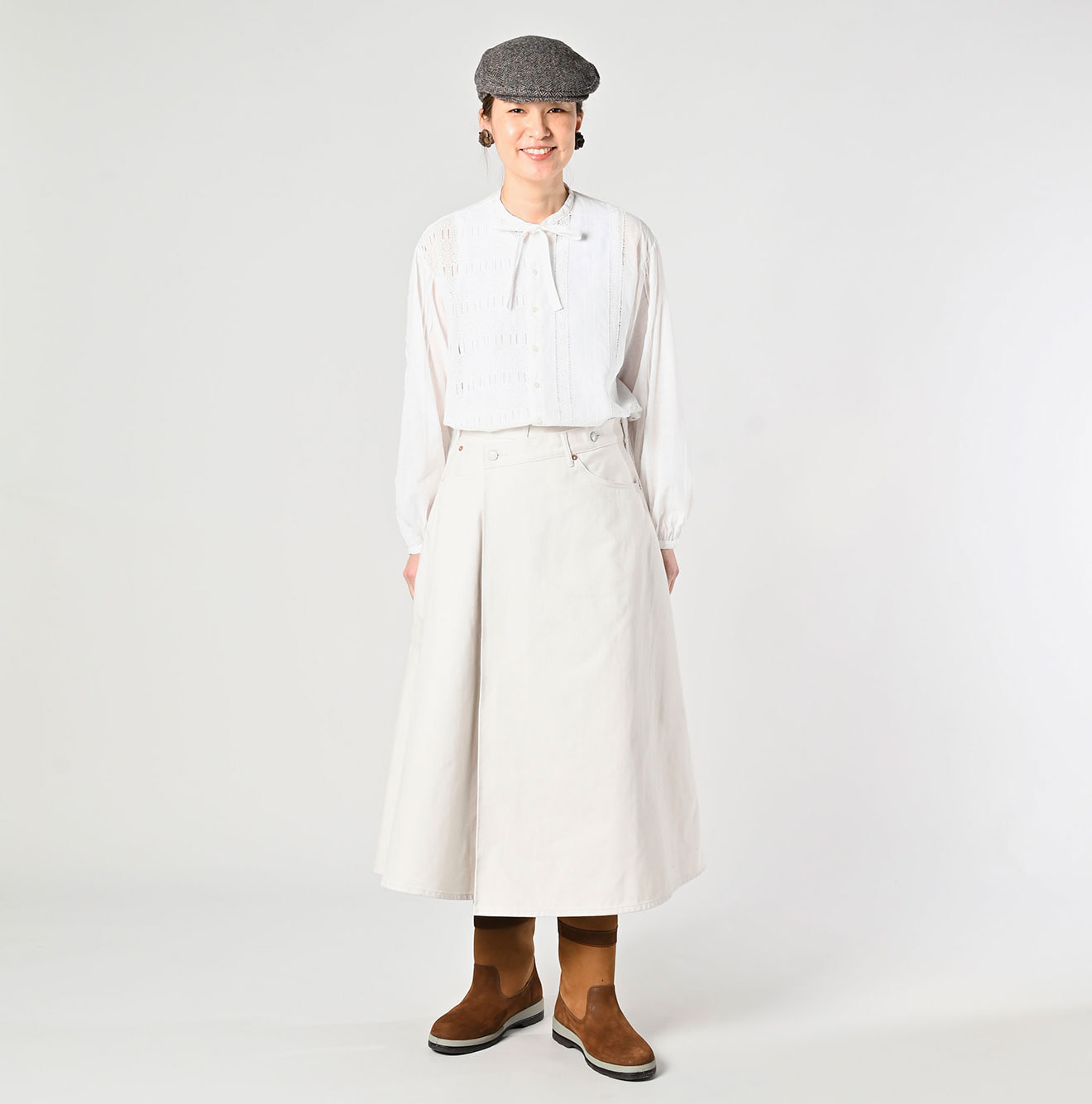 Rye Mugi Denim Crossover Skirt White Itchora Female Model