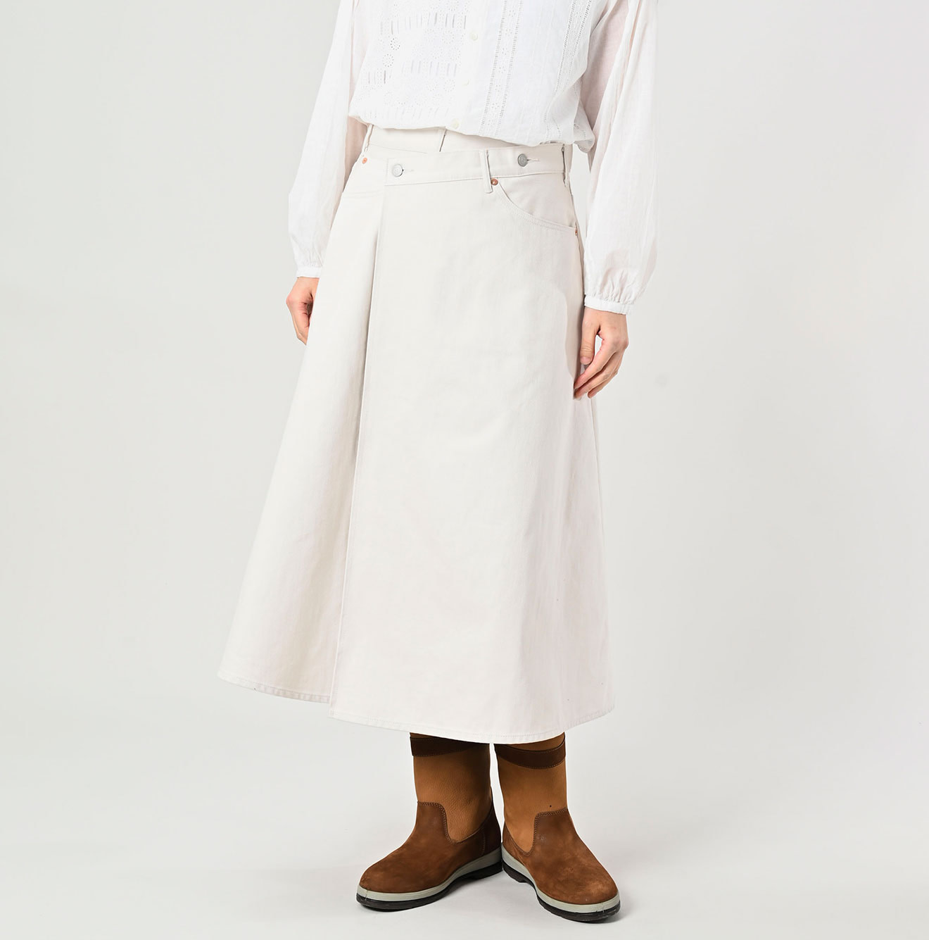 Rye Mugi Denim Crossover Skirt White Itchora Female Model