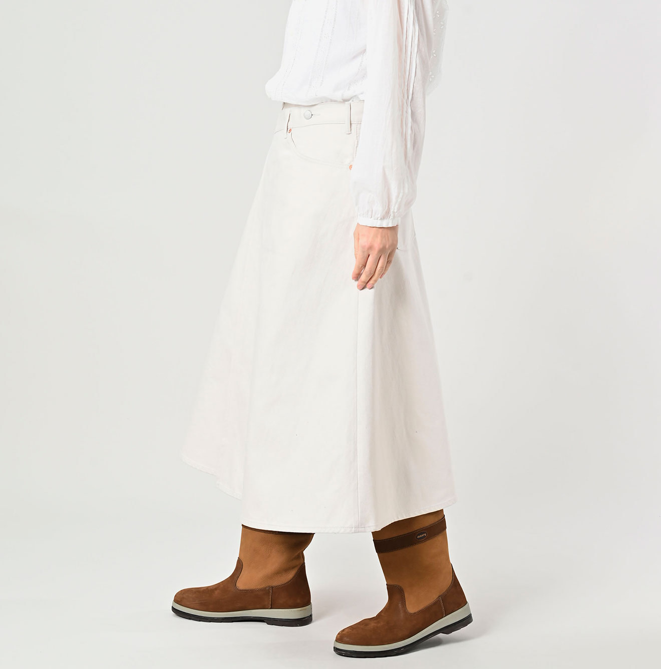 Rye Mugi Denim Crossover Skirt White Itchora Female Model