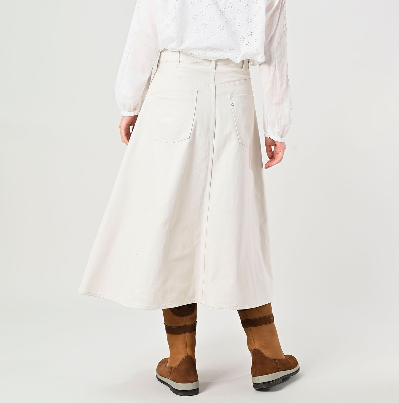 Rye Mugi Denim Crossover Skirt White Itchora Female Model