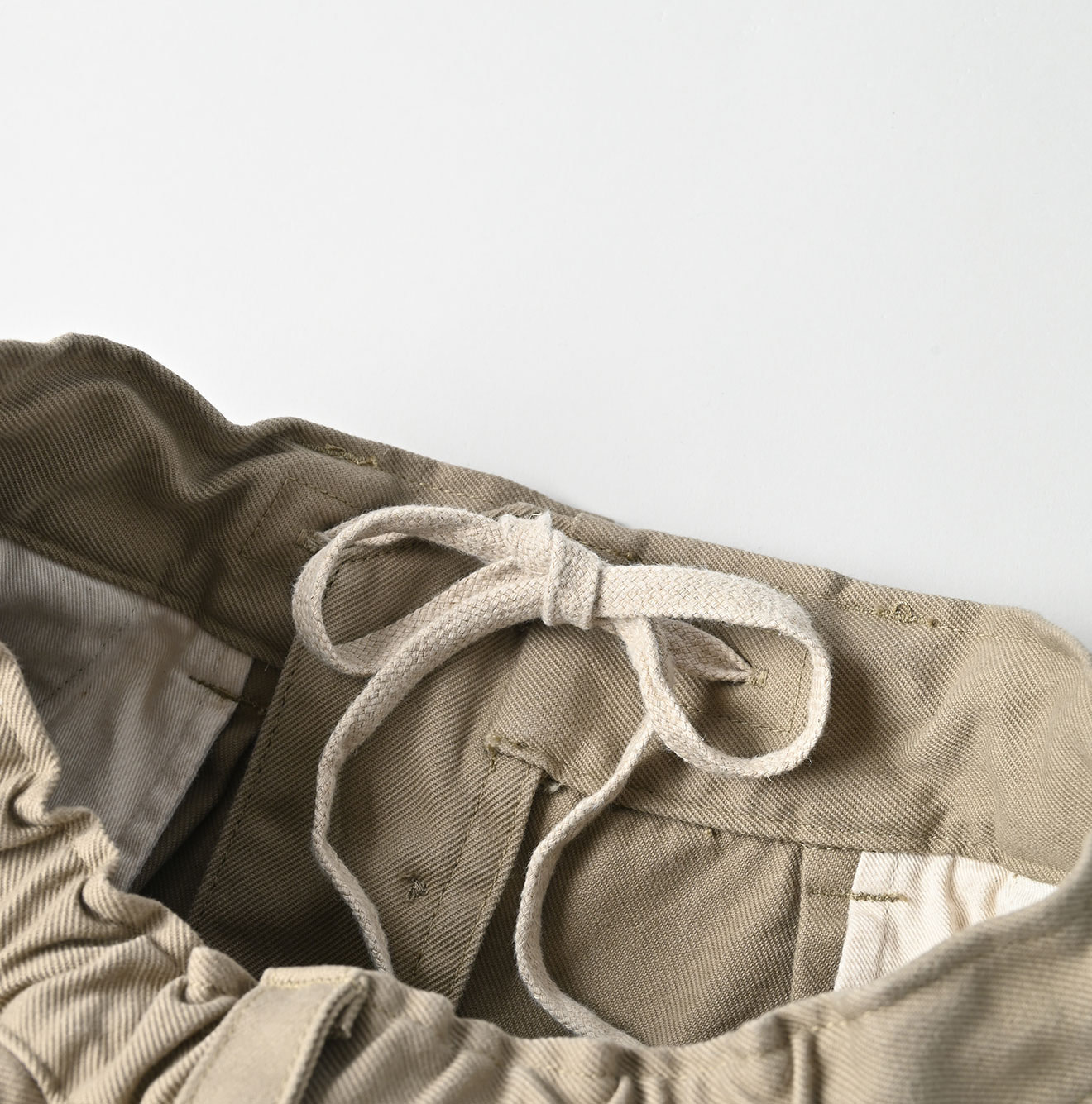 Tabi Cloth 908 Peg Top Pants Detail