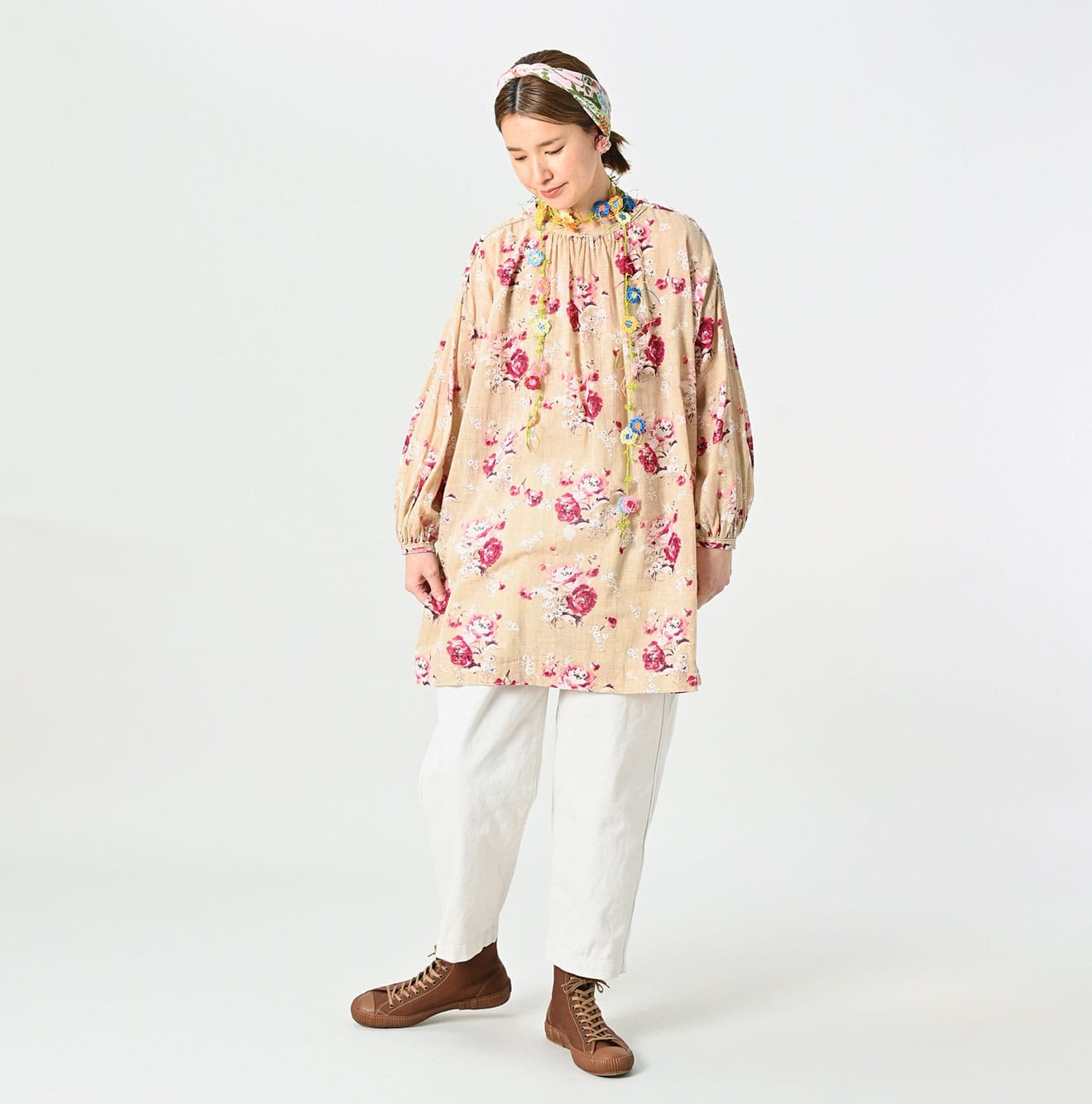 Tabi Cloth 908 Peg Top Pants Female Model