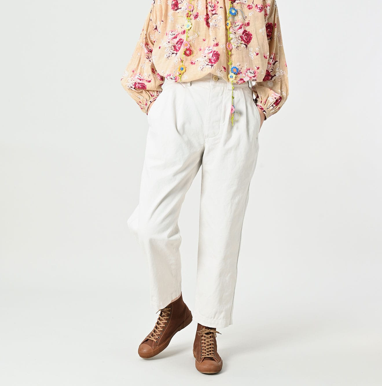 Tabi Cloth 908 Peg Top Pants Female Model