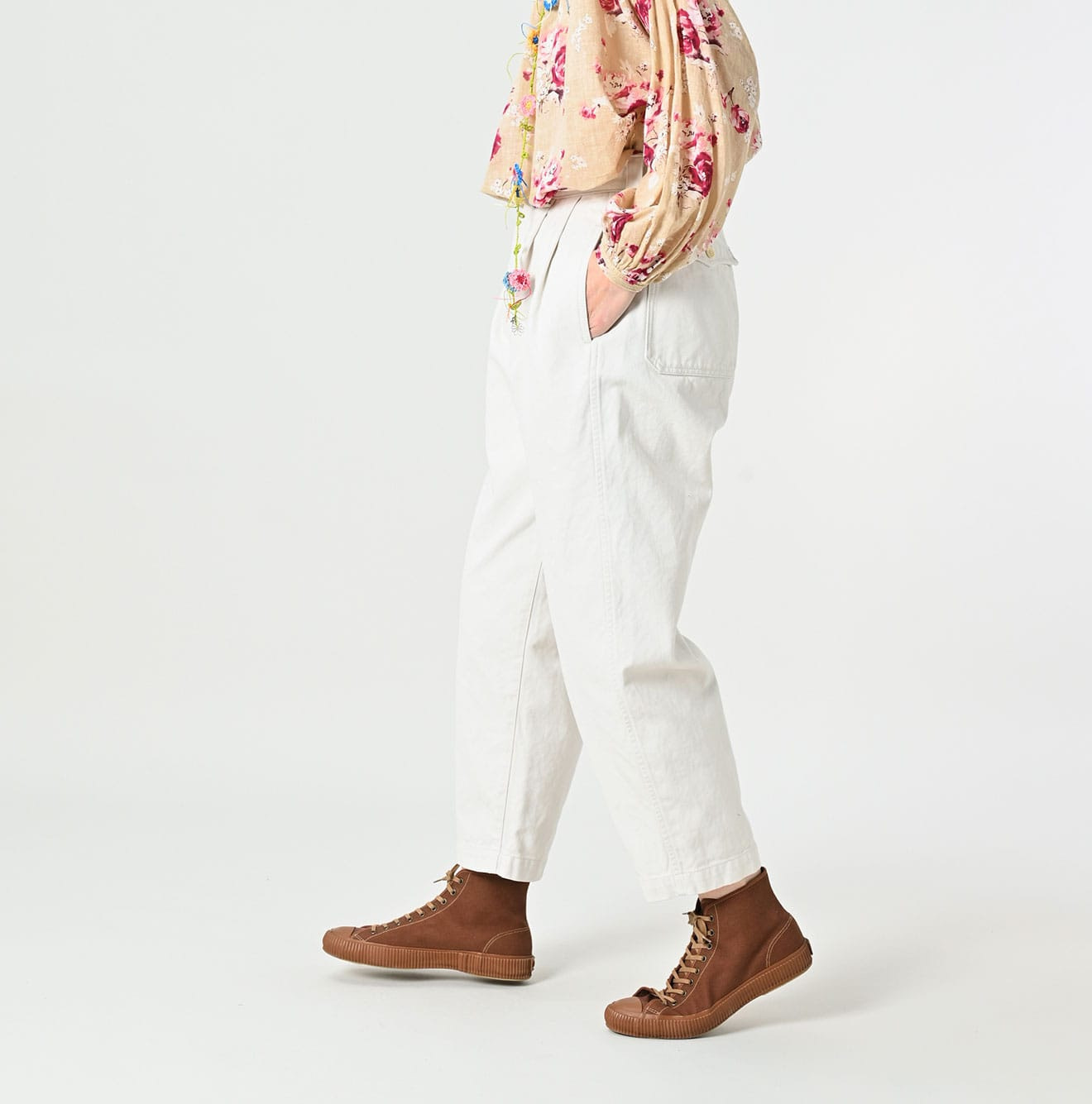 Tabi Cloth 908 Peg Top Pants Female Model