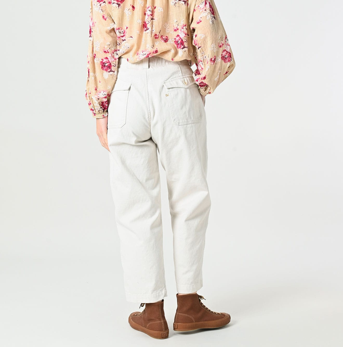 Tabi Cloth 908 Peg Top Pants Female Model