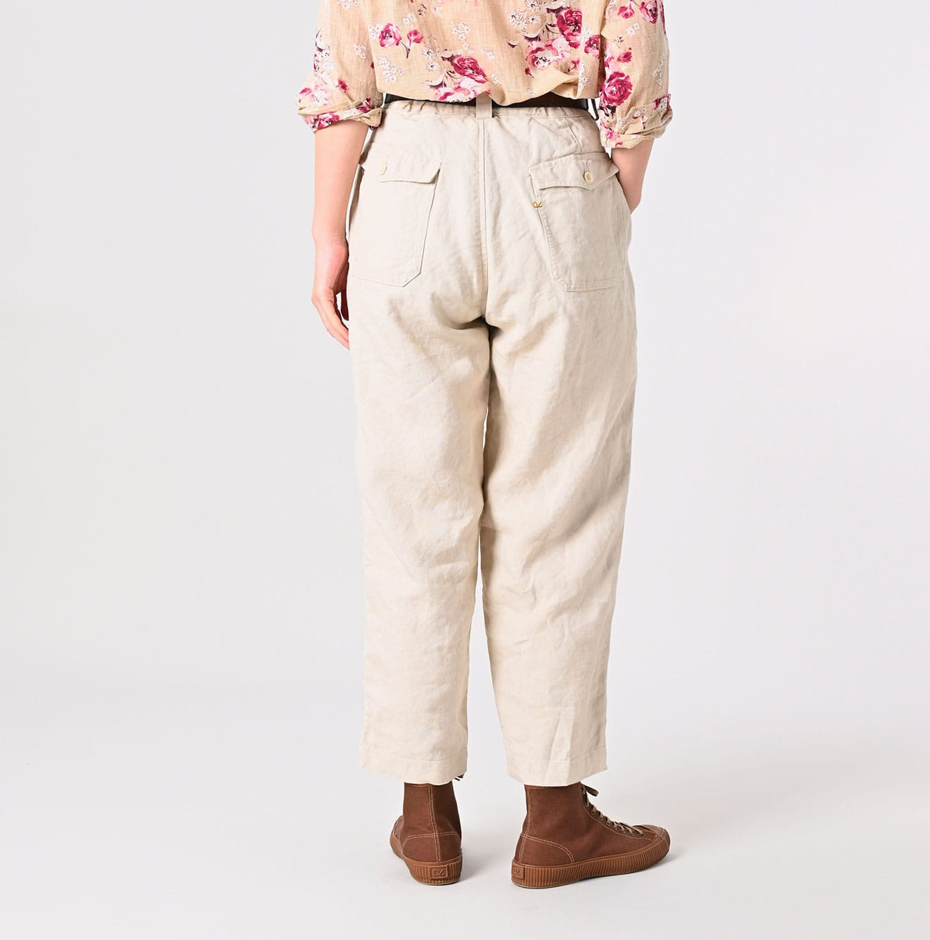 Linen Duck 908 Peg Top Pants Female Model